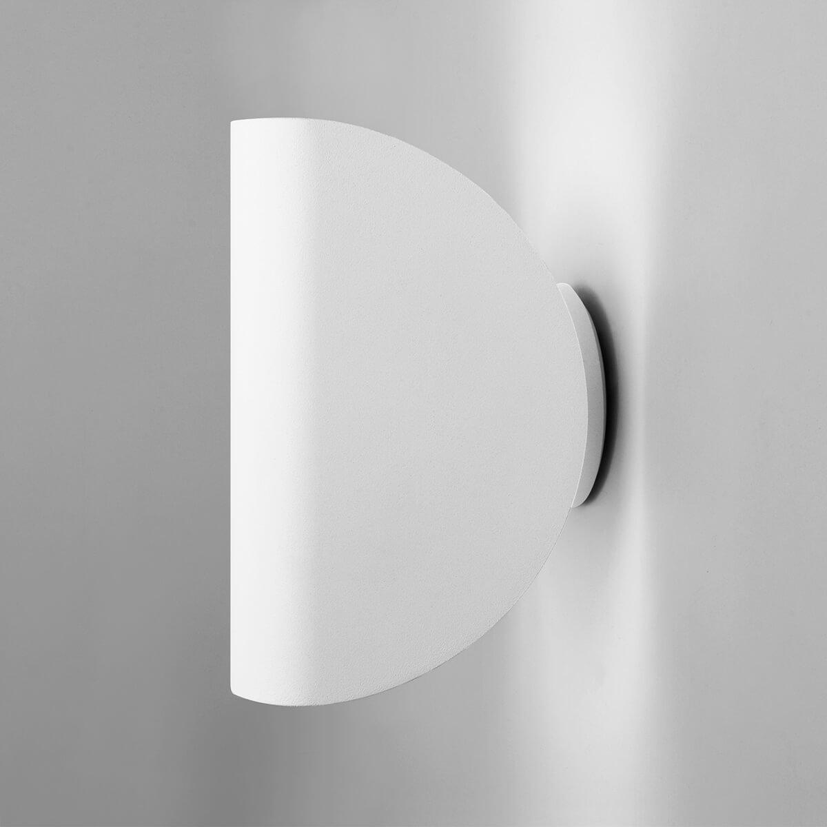 фото уличный настенный светодиодный светильник elektrostandard taco 1632 techno led белый a052619 | 220svet.ru